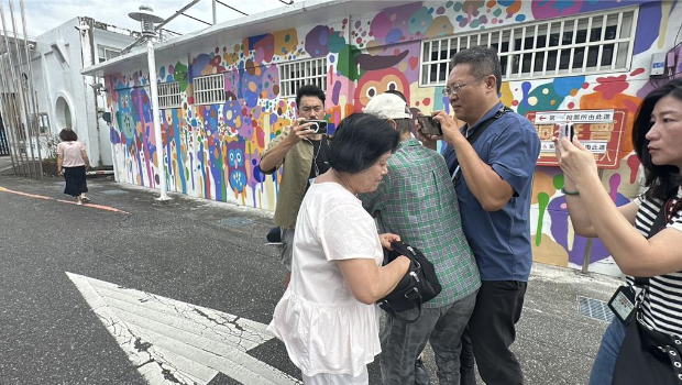 叶春莲今天前往投票时,遭1名妇人阻挡去入。 叶春莲今天前往投票时,遭1名妇人阻挡去入。