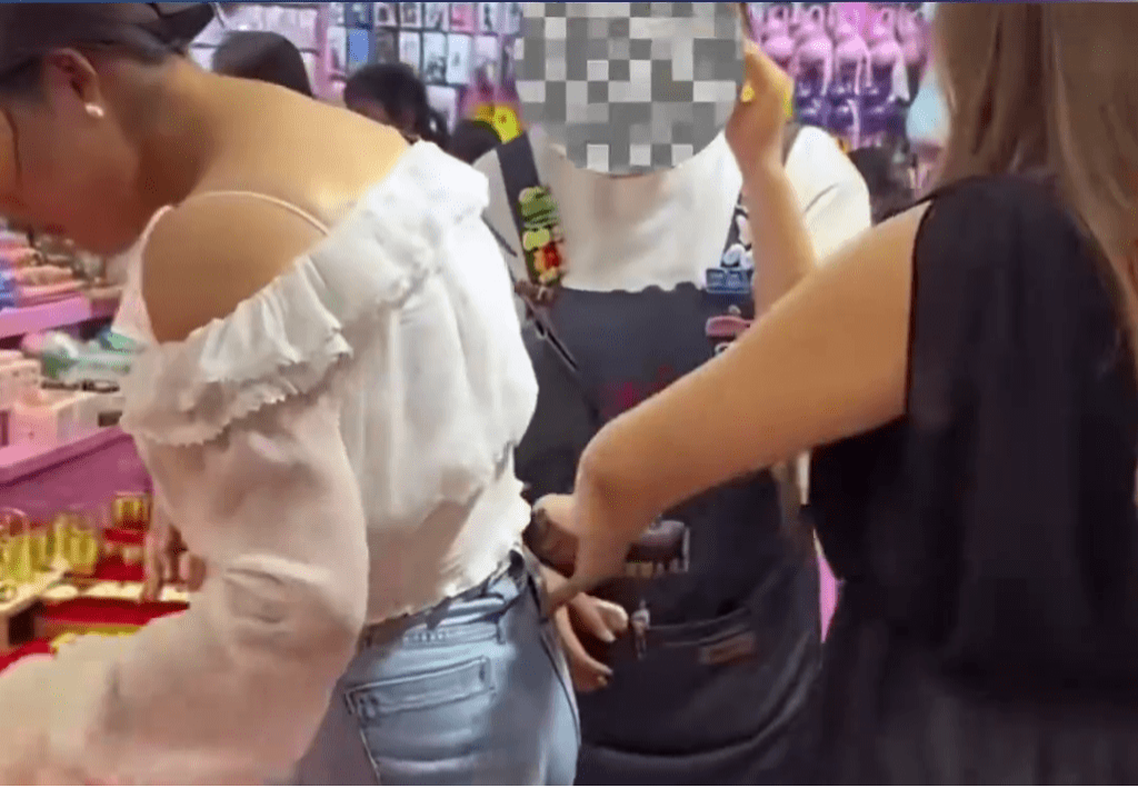 哈萨克女网红与同伙合谋拍摄“污蔑路人盗窃”影片。 哈萨克女网红与同伙合谋拍摄“污蔑路人盗窃”影片。