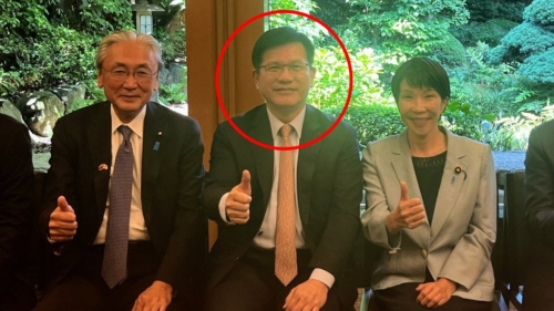 台湾外长林佳龙(红圈)访日,外交部亚洲司司长刘劲松25日紧急约谈日本驻中使馆首席公使横地晃。 台湾外长林佳龙(红圈)访日,外交部亚洲司司长刘劲松25日紧急约谈日本驻中使馆首席公使横地晃。