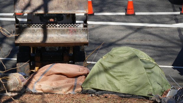华盛顿特区警察清理国务院大楼外的露宿者帐篷。 华盛顿特区警察清理国务院大楼外的露宿者帐篷。
