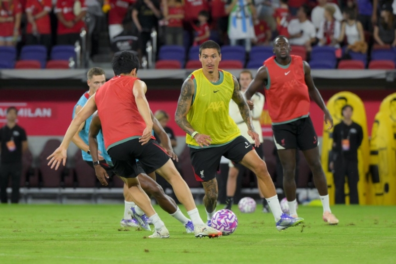 英超球队利物浦于启德主场馆公开操练,吸引27306名球迷到场观赏。 英超球队利物浦于启德主场馆公开操练,吸引27306名球迷到场观赏。