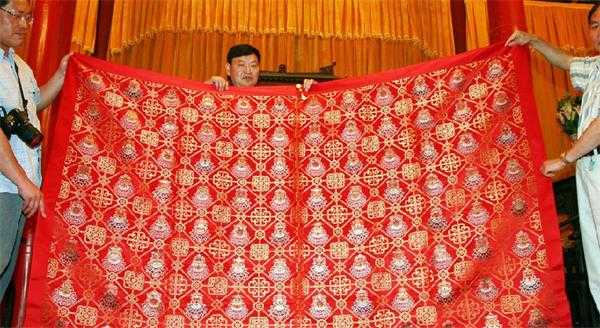 2009年6月,南京云锦研究所人员将价值16万多元的“云锦真金八吉祥宝莲纹妆花缎袈裟”送达少林寺,释永信称只收藏不会穿。 2009年6月,南京云锦研究所人员将价值16万多元的“云锦真金八吉祥宝莲纹妆花缎袈裟”送达少林寺,释永信称只收藏不会穿。