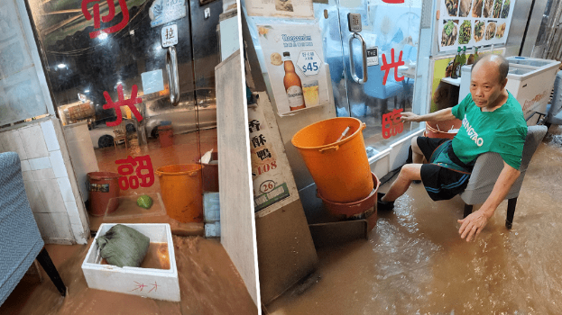 有食肆用发泡胶及地垫等物件塞门,阻挡黄泥水涌入铺头。 有食肆用发泡胶及地垫等物件塞门,阻挡黄泥水涌入铺头。