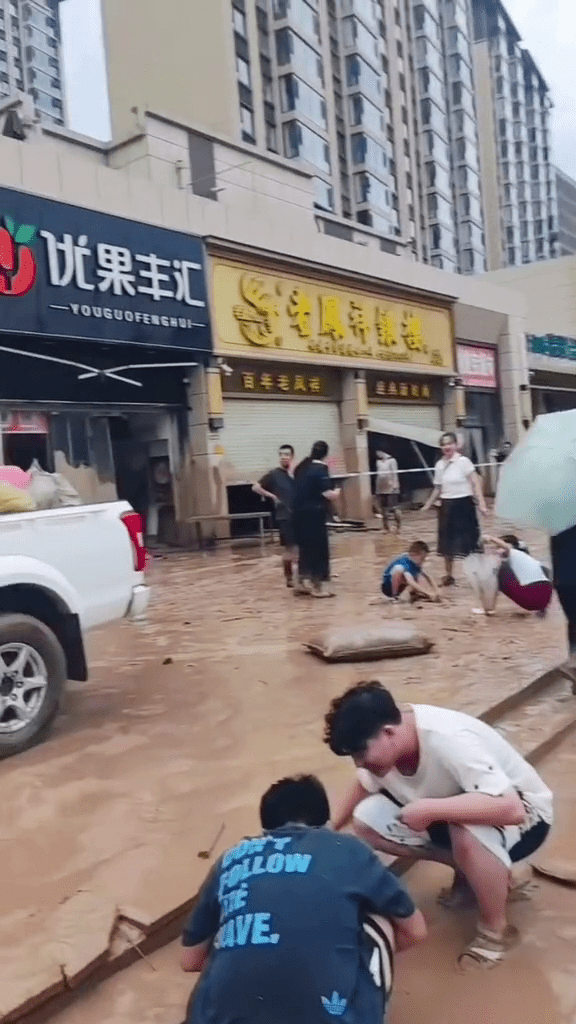 老凤祥金店门前,民众在附近“淘金”。 老凤祥金店门前,民众在附近“淘金”。