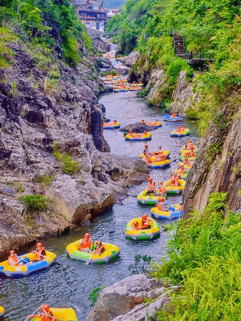 女游客疑玩漂流被水冲走 女游客疑玩漂流被水冲走