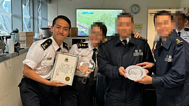 男死者曾任职海关督察。 男死者曾任职海关督察。