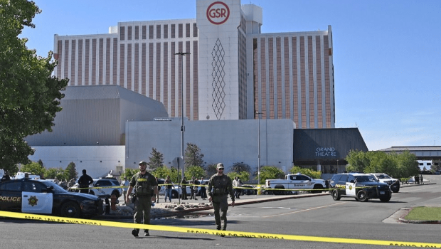 内华达州雷诺市大塞拉度假村代客泊车区发生枪击案,造成2死3伤。 美联社 内华达州雷诺市大塞拉度假村代客泊车区发生枪击案,造成2死3伤。 美联社