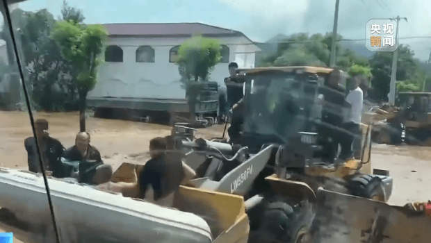 北京暴雨下,村民用铲泥车协同消防员救出80多被困民众。 北京暴雨下,村民用铲泥车协同消防员救出80多被困民众。