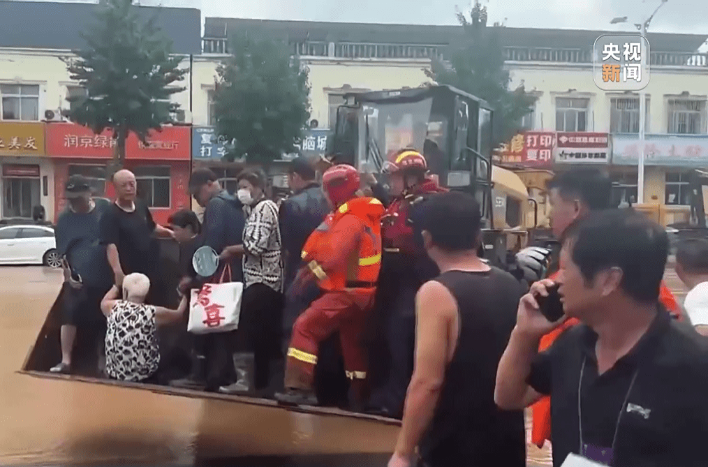 北京暴雨下,村民用铲泥车协同消防员救出80多被困民众 北京暴雨下,村民用铲泥车协同消防员救出80多被困民众