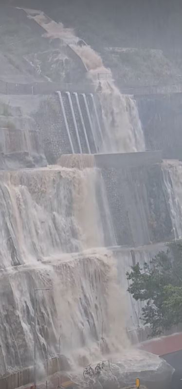 筲箕湾耀兴道惊现“瀑布”。 筲箕湾耀兴道惊现“瀑布”。