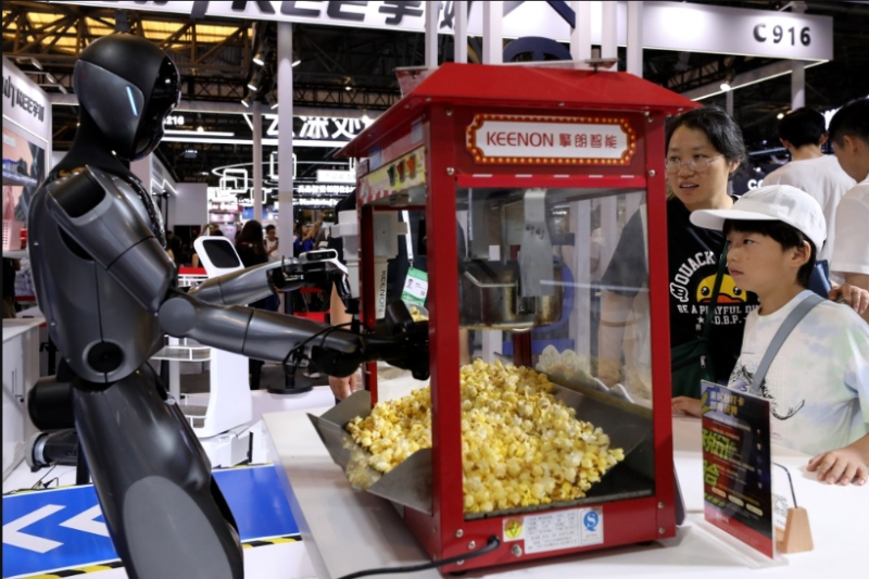 2025世界人工智能大会上,有机械人展示制作爆谷的能力。 新华社 2025世界人工智能大会上,有机械人展示制作爆谷的能力。 新华社