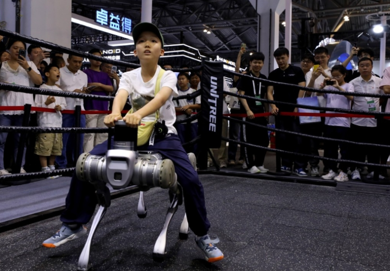 2025世界人工智能大会上,四足机械人展示供人骑乘的功能。 新华社 2025世界人工智能大会上,四足机械人展示供人骑乘的功能。 新华社