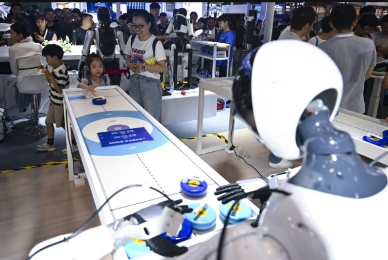 2025世界人工智能大会上,有机械人展示与人类玩冰壶的能力。 新华社 2025世界人工智能大会上,有机械人展示与人类玩冰壶的能力。 新华社