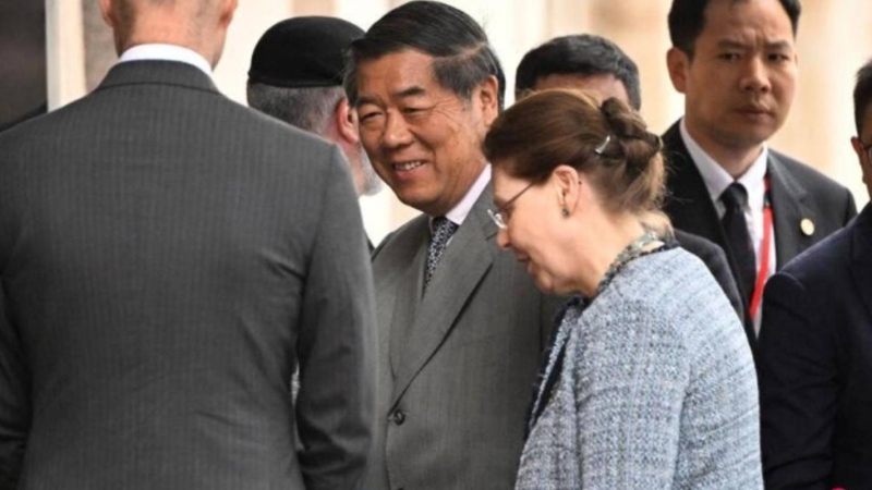 副总理何立峰29日抵达罗森巴德,参加中美第二日的经贸谈判。路透社 副总理何立峰29日抵达罗森巴德,参加中美第二日的经贸谈判。路透社