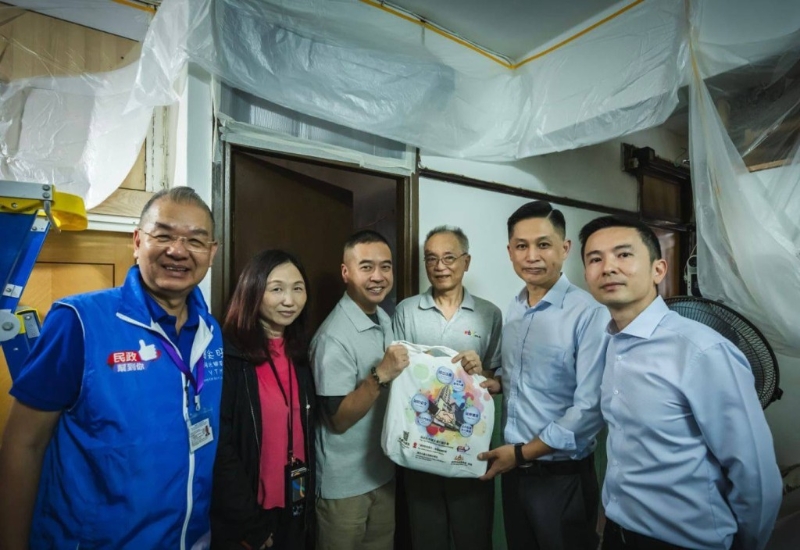 消防处处长杨恩健(右二)和油尖旺民政事务专员余健强(左三)向油尖旺旧楼长者住户送上日用品纪念包。 消防处fb 消防处处长杨恩健(右二)和油尖旺民政事务专员余健强(左三)向油尖旺旧楼长者住户送上日用品纪念包。 消防处fb