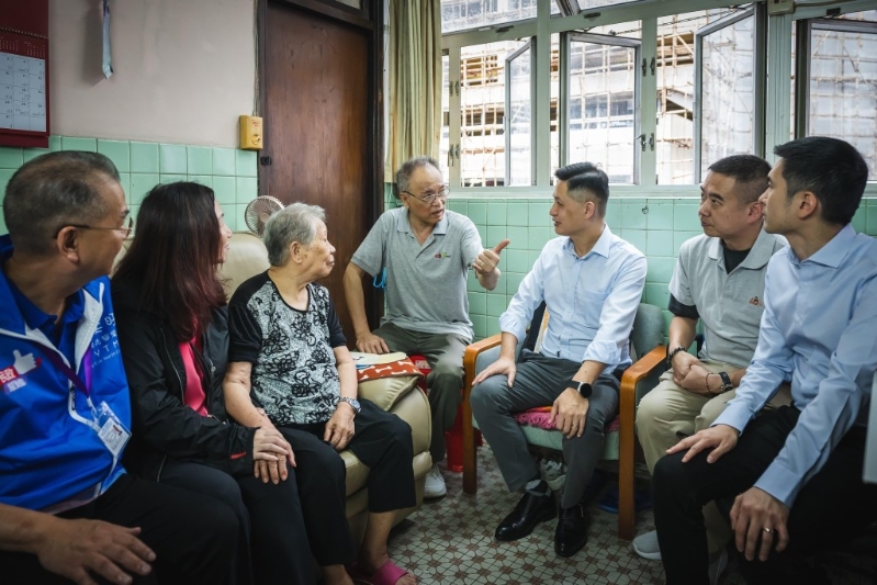 消防处处长杨恩健(右三)、油尖旺民政事务专员余健强(右二)、油尖旺区议员欧楚筠(左二)、油尖旺西分区委员会主席丁天佑(右一),以及旺角北小区关爱队队长罗家聪(左一)向受助住户了解生活状况,送上慰问。 消防处fb 消防处处长杨恩健(右三)、油尖旺民政事务专员余健强(右二)、油尖旺区议员欧楚筠(左二)、油尖旺西分区委员会主席丁天佑(右一),以及旺角北小区关爱队队长罗家聪(左一)向受助住户了解生活状况,送上慰问。 消防处fb