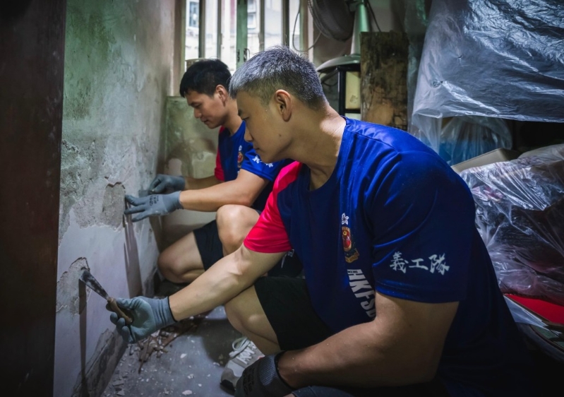 消防处义工队为区内长者修葺日久失修的墙身。 消防处fb 消防处义工队为区内长者修葺日久失修的墙身。 消防处fb