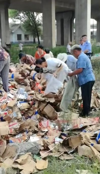 山东货车翻侧猪脚鸡腿散满地 山东货车翻侧猪脚鸡腿散满地