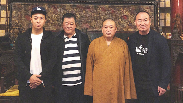 释小龙(左1)曾晒和释永信(右2)合照。 释小龙(左1)曾晒和释永信(右2)合照。