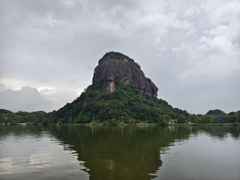 翠江两岸的丹霞地貌 翠江两岸的丹霞地貌