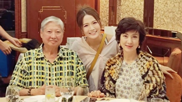 梁敏巧亦发出和高丽虹、洪金宝的合照,大哥大似瘦了一圈。 梁敏巧亦发出和高丽虹、洪金宝的合照,大哥大似瘦了一圈。