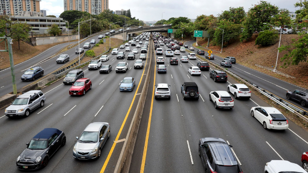 预计夏威夷第一波海啸将于1小时内抵达,当局警告海啸将环绕岛屿,当地已出现避难潮。画面为檀香山H-1州际公路的逃难车潮 预计夏威夷第一波海啸将于1小时内抵达,当局警告海啸将环绕岛屿,当地已出现避难潮。画面为檀香山H-1州际公路的逃难车潮