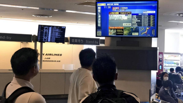 日本电视台通报海啸警报。 日本电视台通报海啸警报。