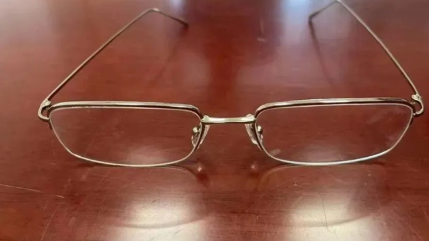 落马贪官6万元天价眼镜被拍卖 落马贪官6万元天价眼镜被拍卖