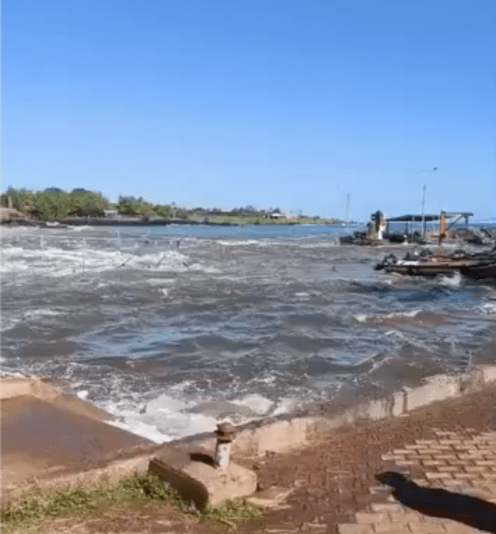 网上影片可见海水涌上复活岛滩岸,漫过堤坝。 网上影片可见海水涌上复活岛滩岸,漫过堤坝。