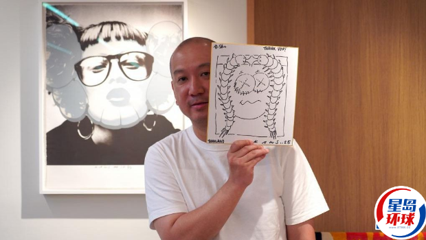 被吁为“策展鬼才”的林树鑫(SK),继引入黄鸭、多啦A梦及艺术家KAWS的作品后,再次为香港掀起热潮。 被吁为“策展鬼才”的林树鑫(SK),继引入黄鸭、多啦A梦及艺术家KAWS的作品后,再次为香港掀起热潮。