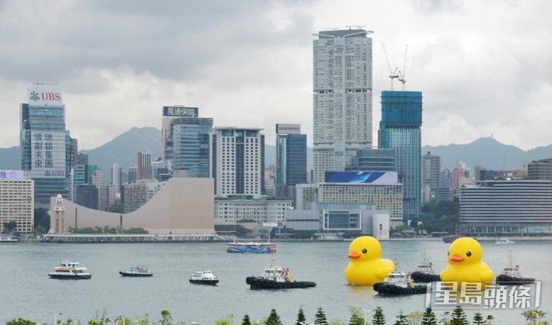 疫情阴霾未散,SK把黄色巨鸭带回香港,为香港注入正能量。 疫情阴霾未散,SK把黄色巨鸭带回香港,为香港注入正能量。