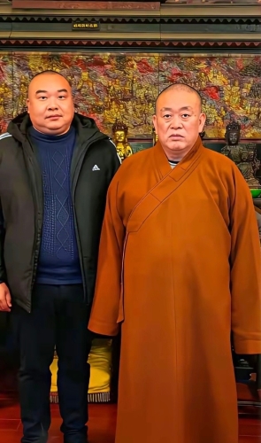 释永信与四弟。微博@唐哲同学 释永信与四弟。微博@唐哲同学