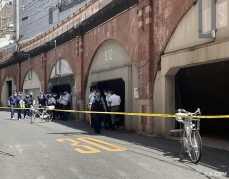 7月31日,日本警方调查两名中国人被殴打的案发现场。 7月31日,日本警方调查两名中国人被殴打的案发现场。