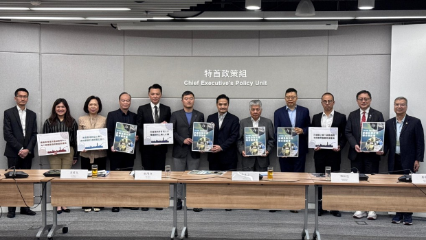 立法会议员陈祖恒昨日(30日)联同香港纺织业联会及香港纺织商会代表,提交《2025年施政报告》联合建议书。 立法会议员陈祖恒昨日(30日)联同香港纺织业联会及香港纺织商会代表,提交《2025年施政报告》联合建议书。