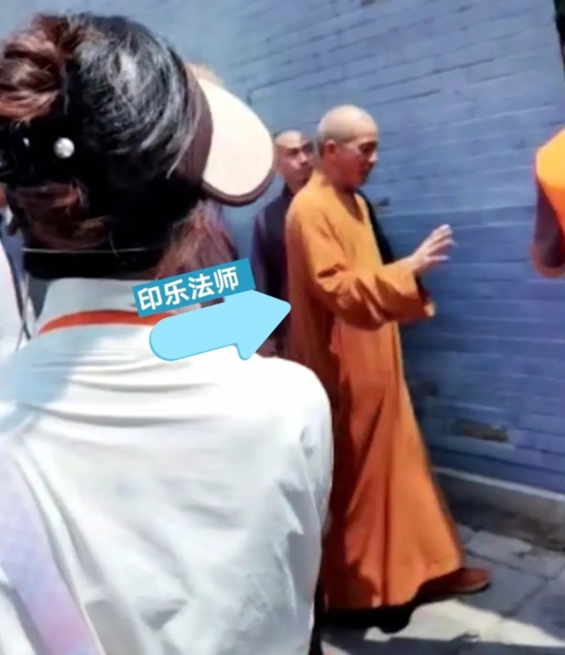 有内媒直播期间意外捕获少林新住持印乐法师。第一财经 有内媒直播期间意外捕获少林新住持印乐法师。第一财经