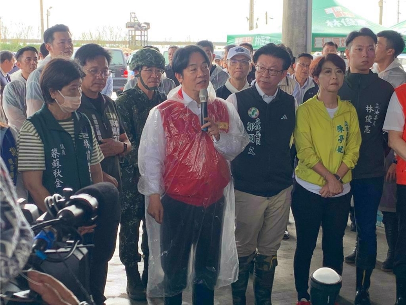 赖清德11日到台南七股、将军、学甲等地视察灾后复原进度,灾民当面向赖请求台军协助清运家中毁坏对象。中时资料照 赖清德11日到台南七股、将军、学甲等地视察灾后复原进度,灾民当面向赖请求台军协助清运家中毁坏对象。中时资料照