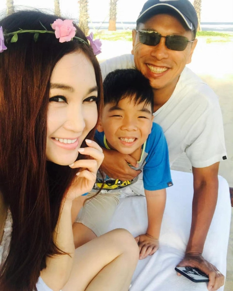 温碧霞在2010年收养一名被遗弃在火车站的孤儿。 温碧霞在2010年收养一名被遗弃在火车站的孤儿。