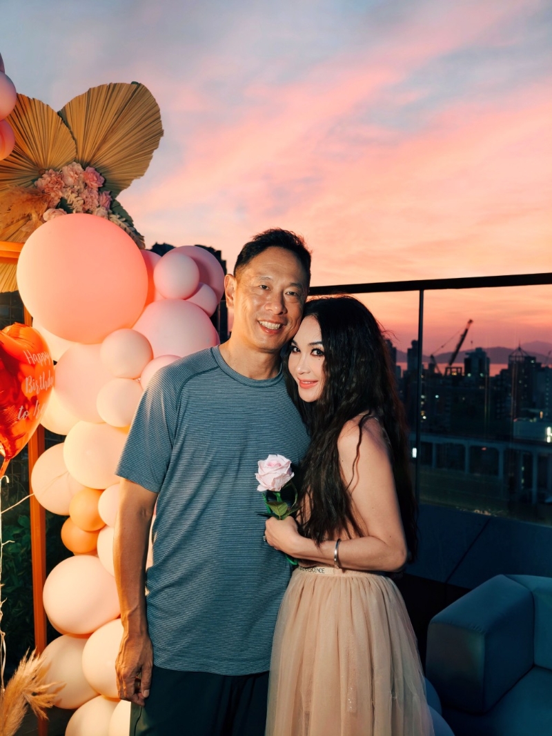 温碧霞与老公何祖光结婚多年依然恩爱。 温碧霞与老公何祖光结婚多年依然恩爱。