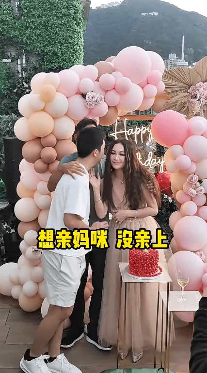 有亲友分享生日派对的影片,Xavier想亲妈妈的脸颊。 有亲友分享生日派对的影片,Xavier想亲妈妈的脸颊。