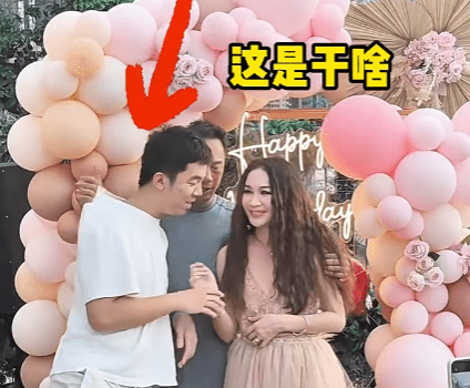 温碧霞老公突然一只手从后扯Xavier衣领并将他拉开。 温碧霞老公突然一只手从后扯Xavier衣领并将他拉开。