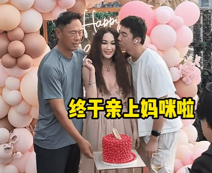 温碧霞让两父子各亲自己的脸颊。 温碧霞让两父子各亲自己的脸颊。