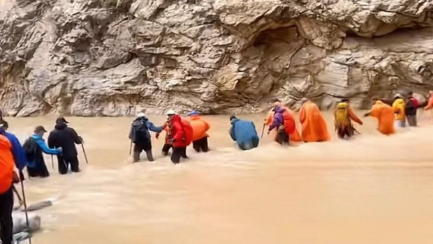 新疆乌孙古道山洪暴发,游客被困。 新疆乌孙古道山洪暴发,游客被困。