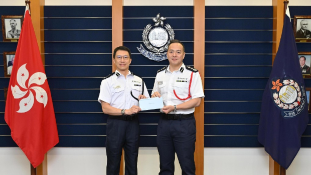 警务处处长周一鸣(右)颁授委任状予新委任香港辅助警察队副总监林俊富(左)。 警务处处长周一鸣(右)颁授委任状予新委任香港辅助警察队副总监林俊富(左)。