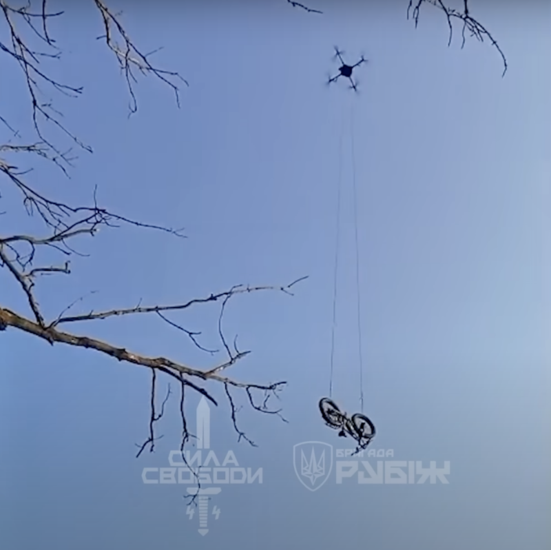乌方发布的视频显示,无人机正投下一辆电动自行车 乌方发布的视频显示,无人机正投下一辆电动自行车