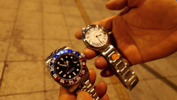 记者在新“鬼市”买入两只各值3百馀元的山寨表,分别为仿制劳力士GMT Master II (左),以及仿制卡地亚“气球表”(右)。 记者在新“鬼市”买入两只各值3百馀元的山寨表,分别为仿制劳力士GMT Master II (左),以及仿制卡地亚“气球表”(右)。