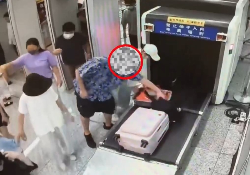 男子(红圈)被指违规携带2公斤濒危暹罗鳄制品。 男子(红圈)被指违规携带2公斤濒危暹罗鳄制品。