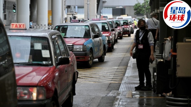 即日起,所有市区、新界及大屿山预约的士,由今天起于一号停车场旁的“预约的士上客区”接载乘客。 即日起,所有市区、新界及大屿山预约的士,由今天起于一号停车场旁的“预约的士上客区”接载乘客。