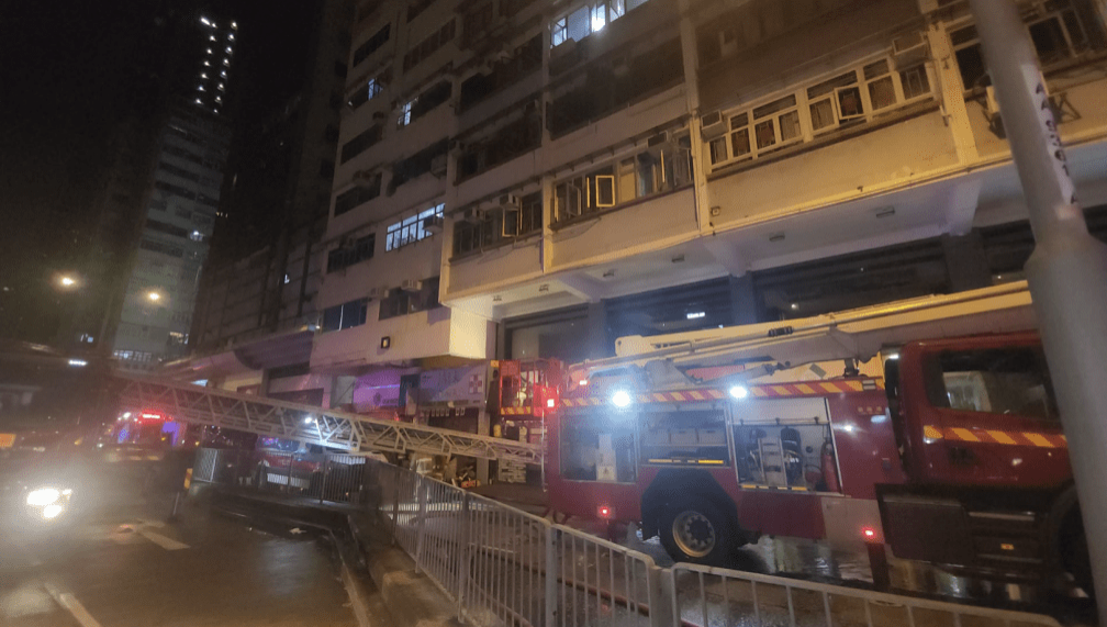 起火现场为洗衣街111至121号建煌华厦。 起火现场为洗衣街111至121号建煌华厦。