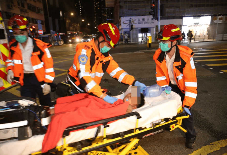 现场所见,男童被救出时已陷入昏迷。 现场所见,男童被救出时已陷入昏迷。