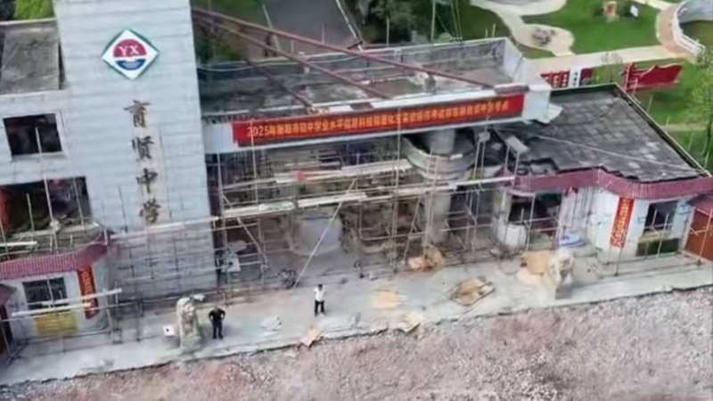 湖南脱贫县掷120万翻新中学校门 湖南脱贫县掷120万翻新中学校门